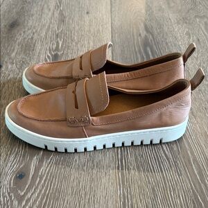 Vionic Tan Leather Women’s Slip-On Loafers